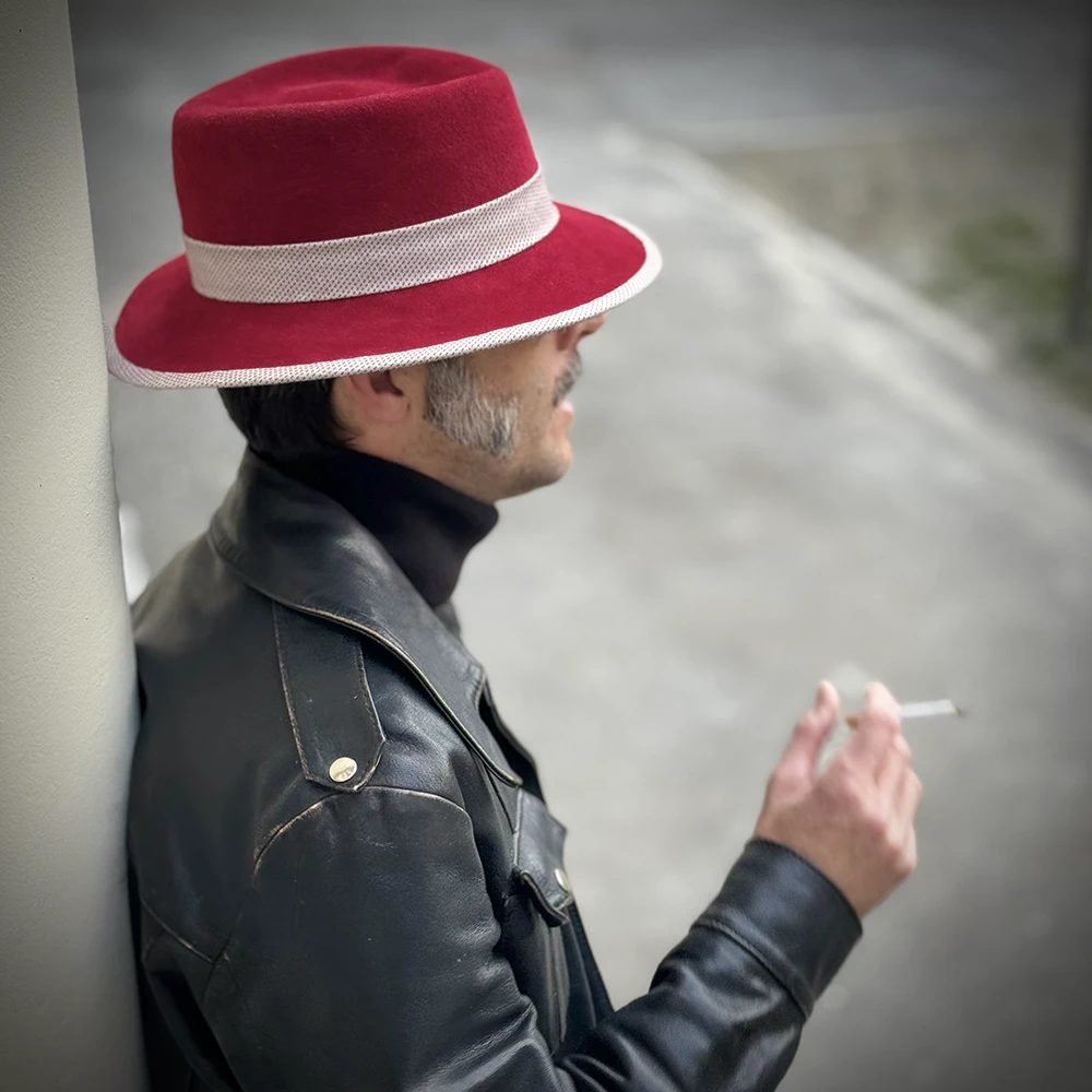 Chapeau rouge pour homme porté par Lionel